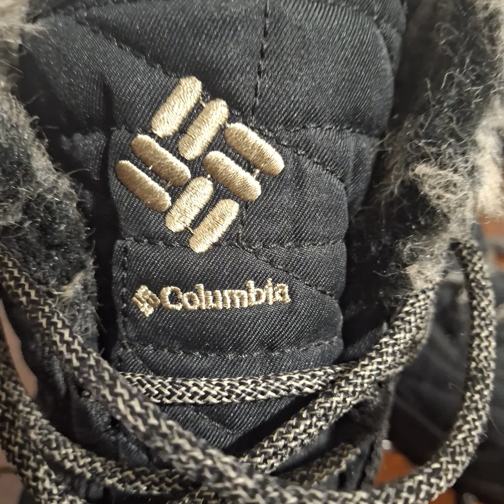 Columbia Black Quilted Winter Boots with Faux Fur Size 9.
